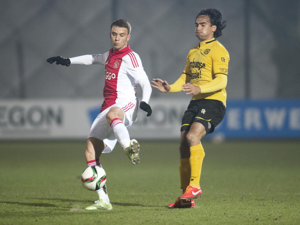 Robert Murić (l.) krijgt van Ard van Peppen de ruimte om een schot op doel te lossen tijdens Jong Ajax - Roda JC Kerkrade.