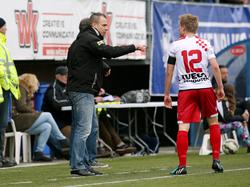Danny Buijs (l.) geeft Gwaeron Stout (r.) instructies tijdens het competitieduel SV Spakenburg - Kozakken Boys. (14-03-2015)