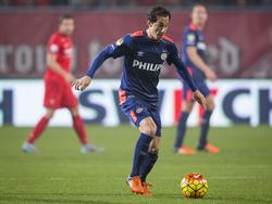 Andrés Guardado heeft balbezit tijdens het competitieduel FC Twente - PSV. (25-10-2015)