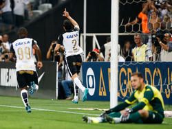 Edu Dracena (2) abrió el marcador para el Corinthians. (Foto: Getty)