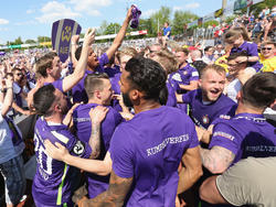 Die Spieler des FC Erzgebirge Aue feiern die Rückkehr in die zweite Liga