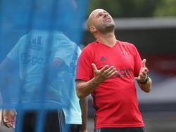 Peter Bosz probeert tijdens het trainingskamp van Ajax in Oostenrijk zijn spelers iets duidelijk te maken. (08-07-2016)
