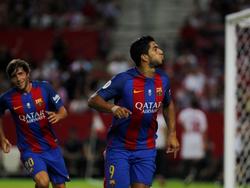 Luis Suárez viert zijn doelpunt nadat hij FC Barcelona op voorsprong heeft gezet in de Spaanse Supercup tegen Sevilla. (14-08-2016)