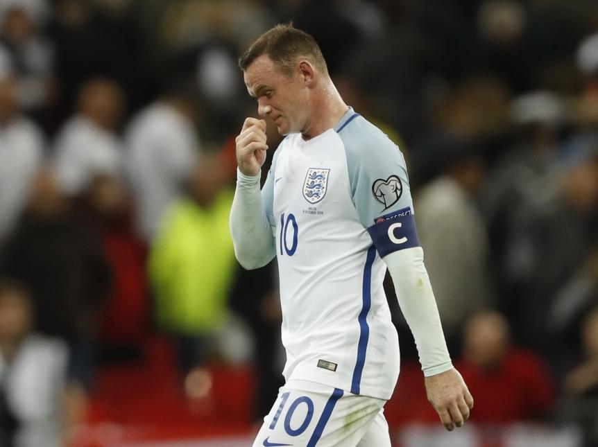 Wayne Rooney verlaat als aanvoerder van Engeland met gebogen hoofd het veld na de zege op Malta. (08-10-2016)