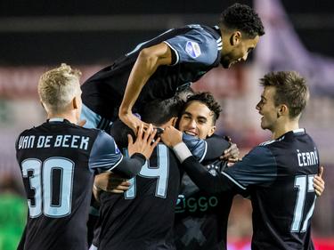 De toekomst van Ajax komt bij elkaar om de 0-5 te vieren. V.l.n.r: Donny van de Beek, Jairo Riedewald, Pelle Clement, Abdelhak Nouri en Vaclav Černý. (26-10-2016)