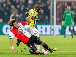 Tonny Vilhena (l.) zet een sliding in op de bal, die in bezit is van Marvelous Nakamba (r.). (17-12-2016)