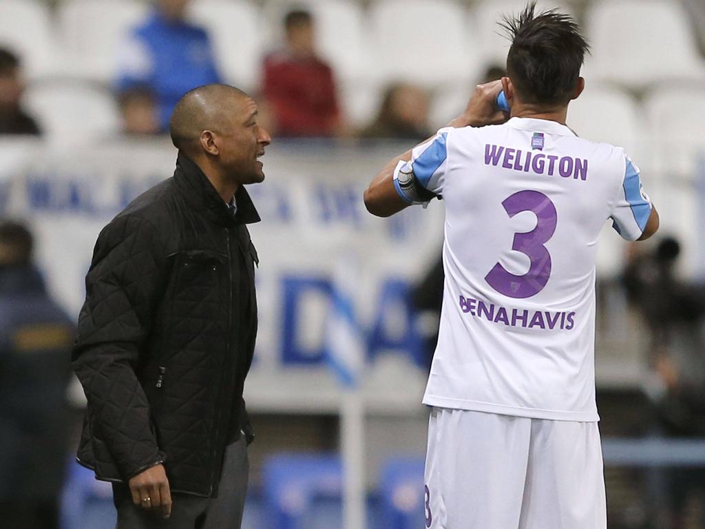 Assistent-trainer Marcelo Romero (l.) geeft aanwijzingen aan Weligton tijdens het competitieduel Málaga CF - Sporting Gijón (11-03-2016).