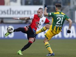 Édouard Duplan (r.) probeert een poging van Rick Karsdorp (l.) te blokken tijdens het competitieduel ADO Den Haag - Feyenoord (19-02-2017).