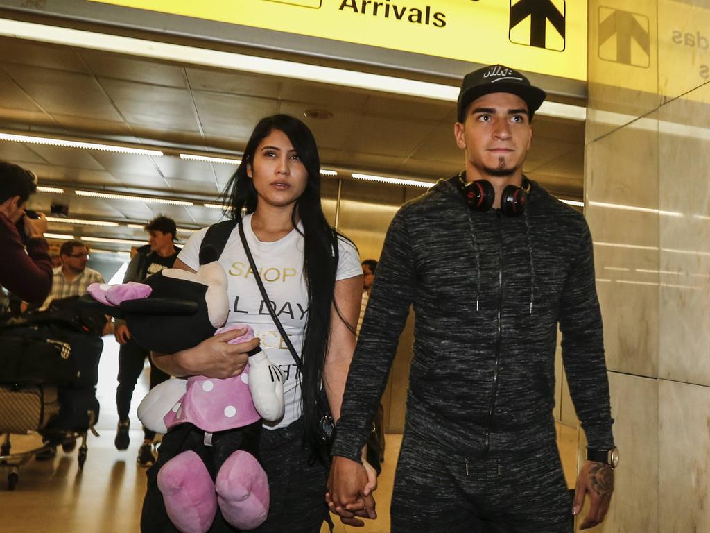 Cristian Arango a su llegada al aeropuerto de Lisboa. (Foto: Imago)