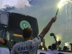 Aficionados del Chapecoense reciben al autobús del equipo con bengalas. (Foto: Imago)