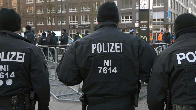 Polizeikräfte bei einem Einsatz in Bremen