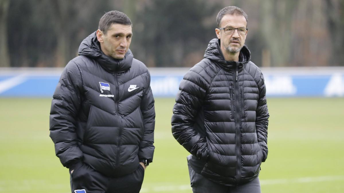 Hertha-Sportvorstand Bobic (re.) sucht wohl schon nach einem Korkut-Nachfolger