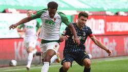 Noah Sarenren Bazee (l.) wird dem FC Augsburg lange fehlen