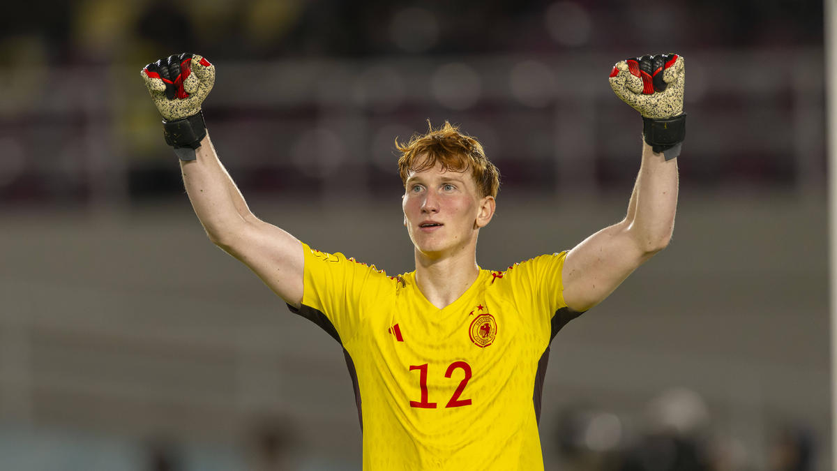 U17-Torwart Konstantin Heide jubelt im WM-Finale nach einem gehaltenen Elfmeter