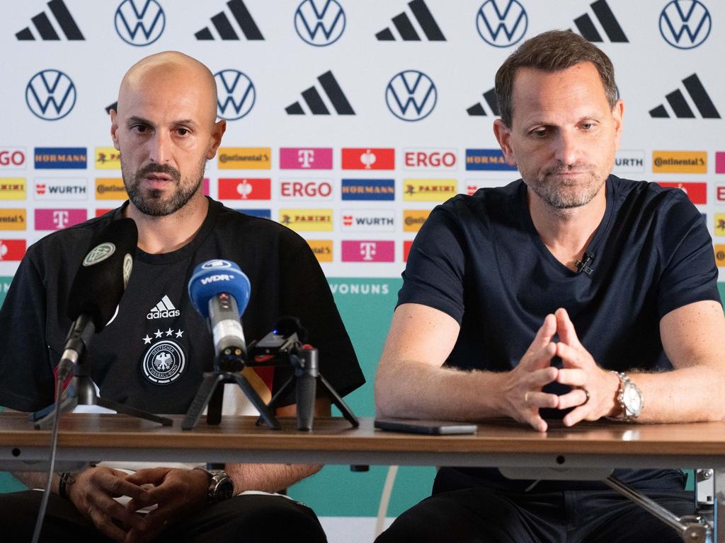 Antonio Di Salvo (l.), Trainer der U21, und Panagiotis Chatzialexiou, Sportlicher Leiter Nationalmannschaften, sprechen auf einer Pressekonferenz über das EM-Aus Antonio Di Salvo (l.), Trainer der U21, und Panagiotis Chatzialexiou, Sportlicher Leiter Nationalmannschaften, sprechen auf einer Pressekonferenz über das EM-Aus
