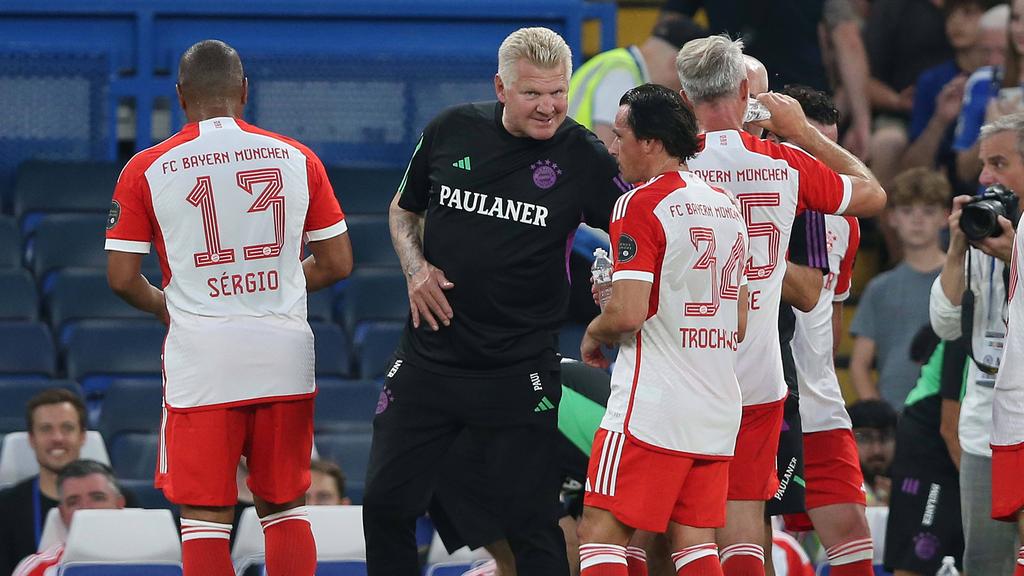 Stefan Effenberg (M.) kritisiert den FC Bayern Stefan Effenberg (M.) kritisiert den FC Bayern