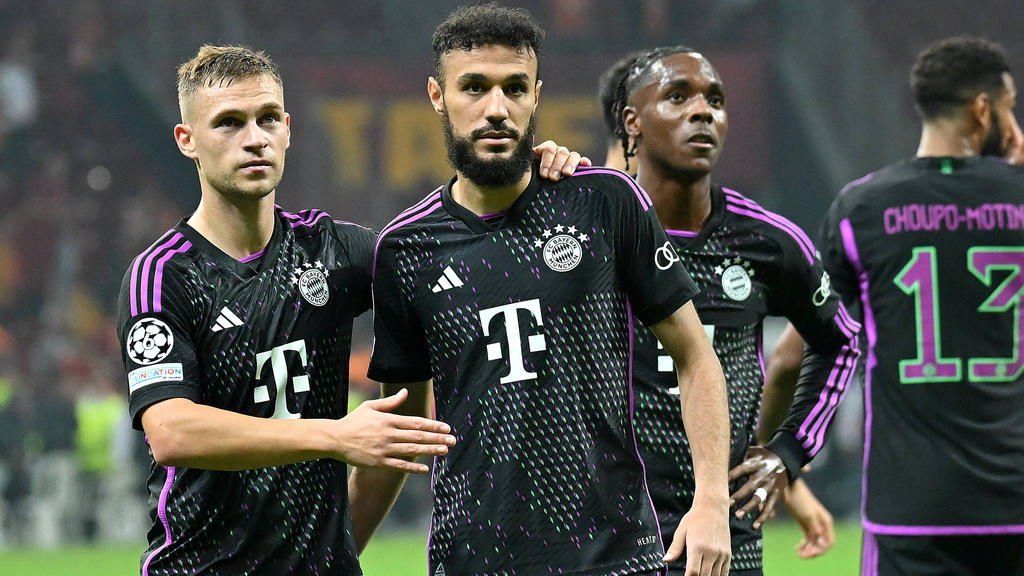 Noussair Mazraoui (r. neben Joshua Kimmich) steht beim FC Bayern unter Beobachtung