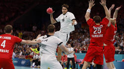 Julian Köster (M., im Sprung) freut sich auf die Handball-WM
