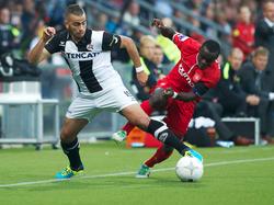 Tannane (l.) en Eghan (r.) met elkaar in een stevig duel om de bal tijdens de wedstrijd Heracles - FC Twente. (21-09-2013)