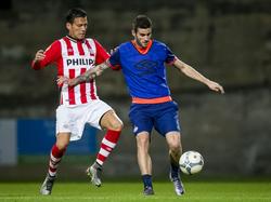 PSV besluit op het trainingskamp op Malta een oefenwedstrijd binnen de selectie af te werken. Héctor Moreno (l.) speelt bij PSV A, Gastón Pereiro is aan de bal voor PSV B. (09-01-2016)
