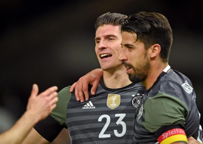 Mario Gomez heeft Duitsland op een 2-0 voorsprong gezet tegen Engeland. Sami Khedira was de aangever en is er als eerste bij om het feestje met hem te vieren. (26-03-2016)
