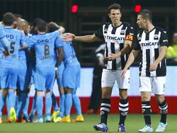 Mark-Jan Fledderus (Heracles Almelo, l.) en Bryan Linssen (r.) overleggen met elkaar nadat Willem II op een 0-1 voorsprong is gekomen. (25-10-2014)
