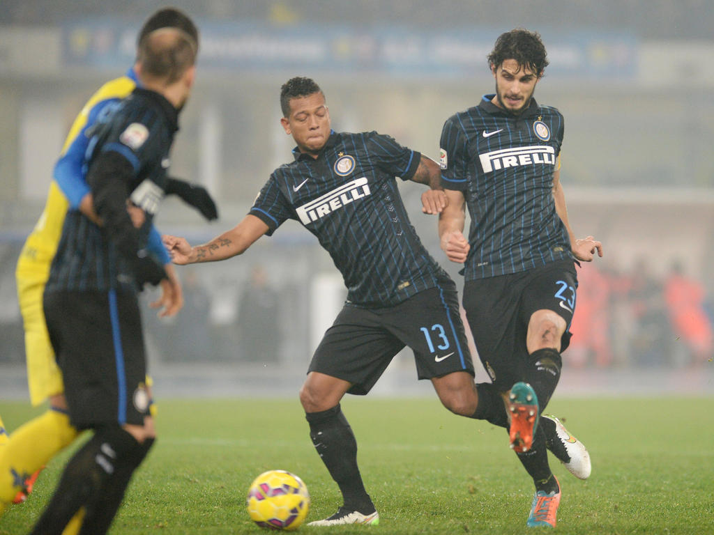 Ranocchia (dcha.) toca el cuero con la camiseta del Inter de Milán. (Foto: Getty)