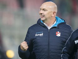 FC Emmen-trainer Joop Gall is blij met wat zijn spelers laten zien in het duel met FC Oss. (28-11-2014)
