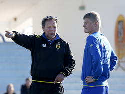 Henk de Jong (l.) geeft Bob Schepers instructies tijdens het trainingskamp van SC Cambuur in de winterstop van het seizoen 2014/2015. (06-01-2015)