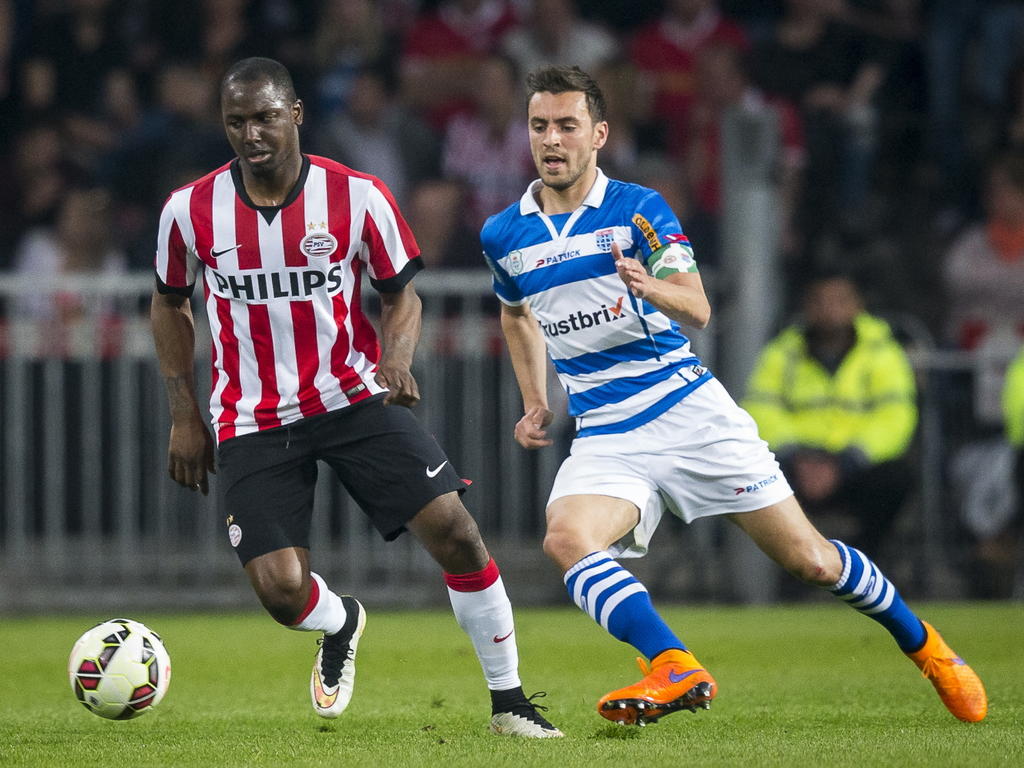 PSV'er Jetro Willems voelt de hete adem van PEC Zwolle-back Bram van Polen in zijn nek (10-04-2015). PSV'er Jetro Willems voelt de hete adem van PEC Zwolle-back Bram van Polen in zijn nek (10-04-2015).