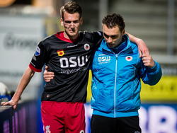 Kevin Vermeulen moet met een ernstige blessure het veld verlaten tijdens SC Cambuur - Excelsior. (17-04-2015)