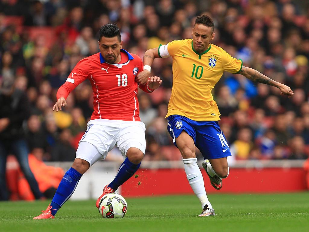 Gonzalo Jara (izq.) pugna con Neymar en un amistoso previo a la Copa América. (Foto: Imago)