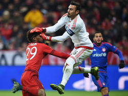 Roberto (Olympiacos) salta con valentía ante Coman del Bayern. (Foto: Getty)