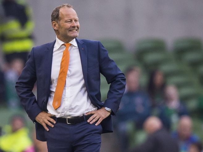 Danny Blind ziet dat het Nederlands elftal matig speelt in Dublin. Na een halfuur spelen komt Oranje zelfs op een 1-0 achterstand tegen Ierland. (27-05-2016)