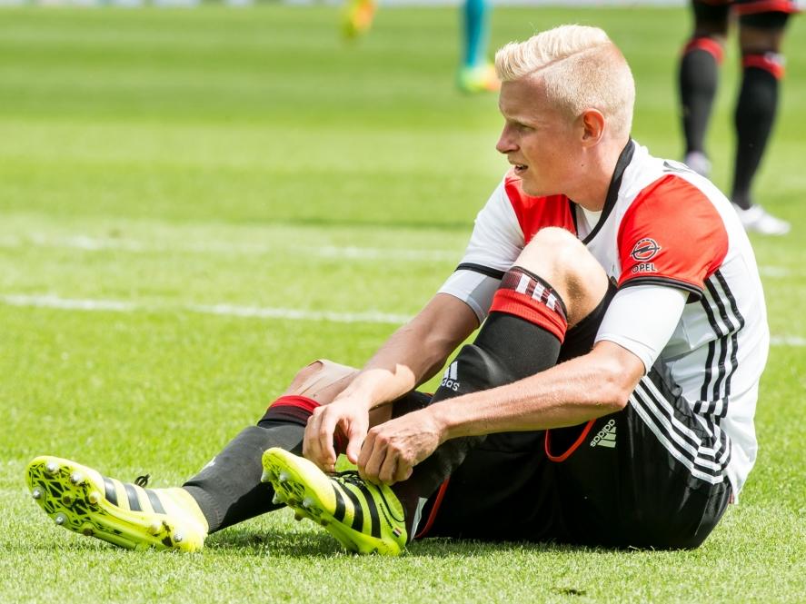 Lucas Woudenberg doet even niet mee aan Feyenoord - FC Twente, aangezien zijn schoeisel niet meewerkt. (14-08-2016)