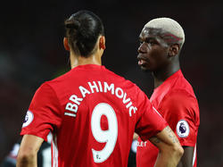 Zlatan Ibrahimović (l.) verteidigt Paul Pogba