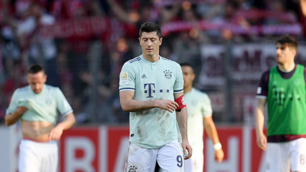 Robert Lewandowski trug nach der Auswechslung von Thomas Müller die Kapitänsbinde des FC Bayern