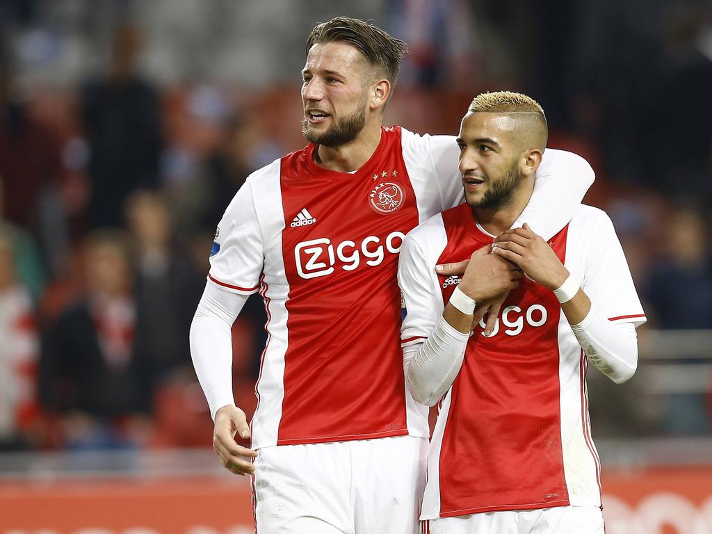Mitchell Dijks (l.) viert samen met Hakim Ziyech (r.) het doelpunt van de Ajax-middenvelder tegen Excelsior. (29-10-2016)