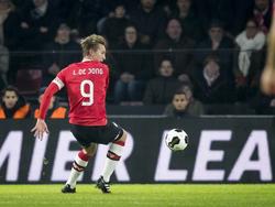Luuk de Jong gaat achter de bal aan tijdens het competitieduel PSV - ADO Den Haag (26-11-2016).