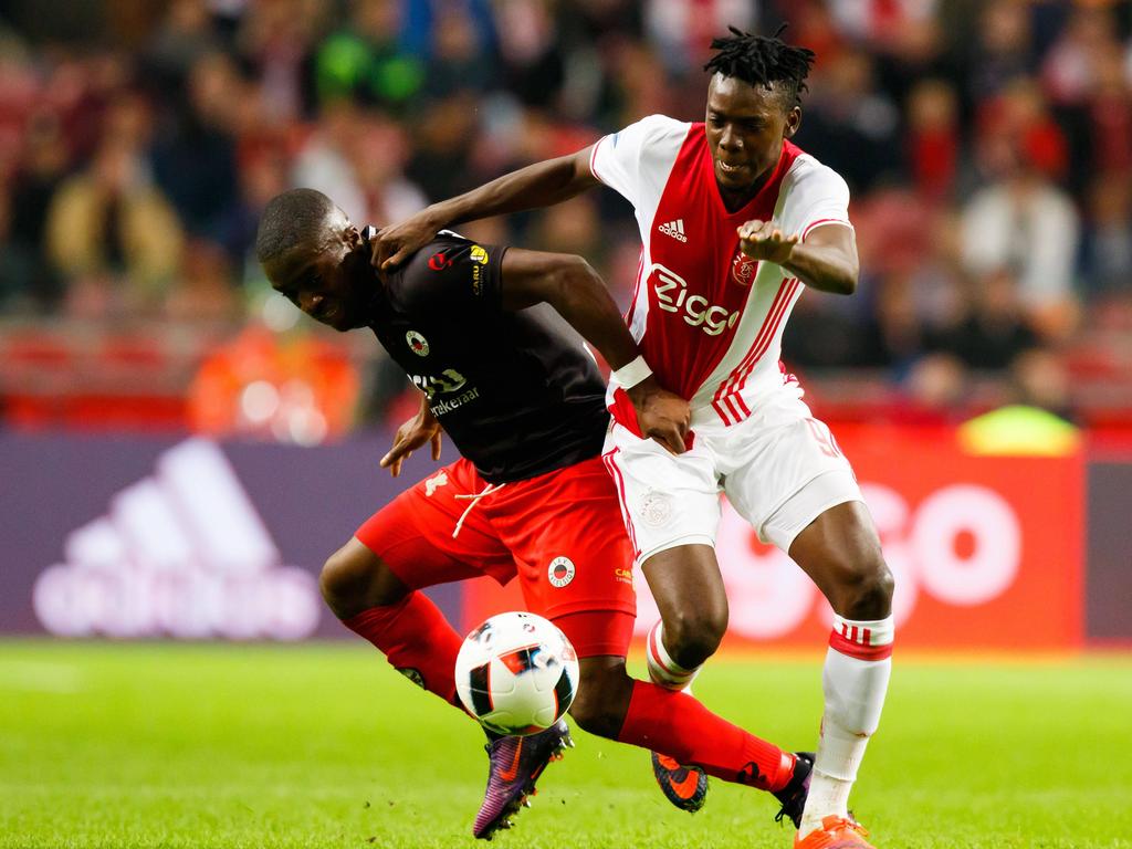Bertrand Traoré (r.) zet Leeroy Owusu (l.), die door Excelsior gehuurd wordt van Ajax, simpel aan de kant tijdens Ajax - Excelsior. (29-10-2016)