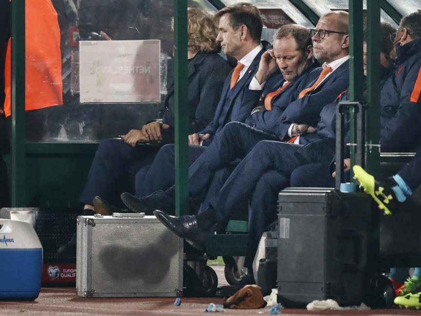 Danny Blind (m.) ziet dat de Oranje-spelers er niet in slagen om de 2-0 achterstand tegen Bulgarije om te buigen. (25-03-2017)