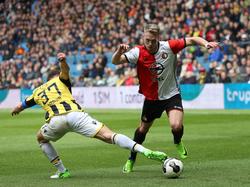 Guram Kashia (l.) probeert Nicolai Jørgensen (r.) van de bal te zetten tijdens het competitieduel Vitesse - Feyenoord (23-04-2017).