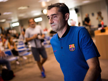 Ernesto Valverde abandona la sala de prensa del Barça. (Foto: Getty)