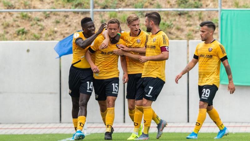 Dynamo Dresden zieht in die zweiten Runde des DFB-Pokals ein Dynamo Dresden zieht in die zweiten Runde des DFB-Pokals ein