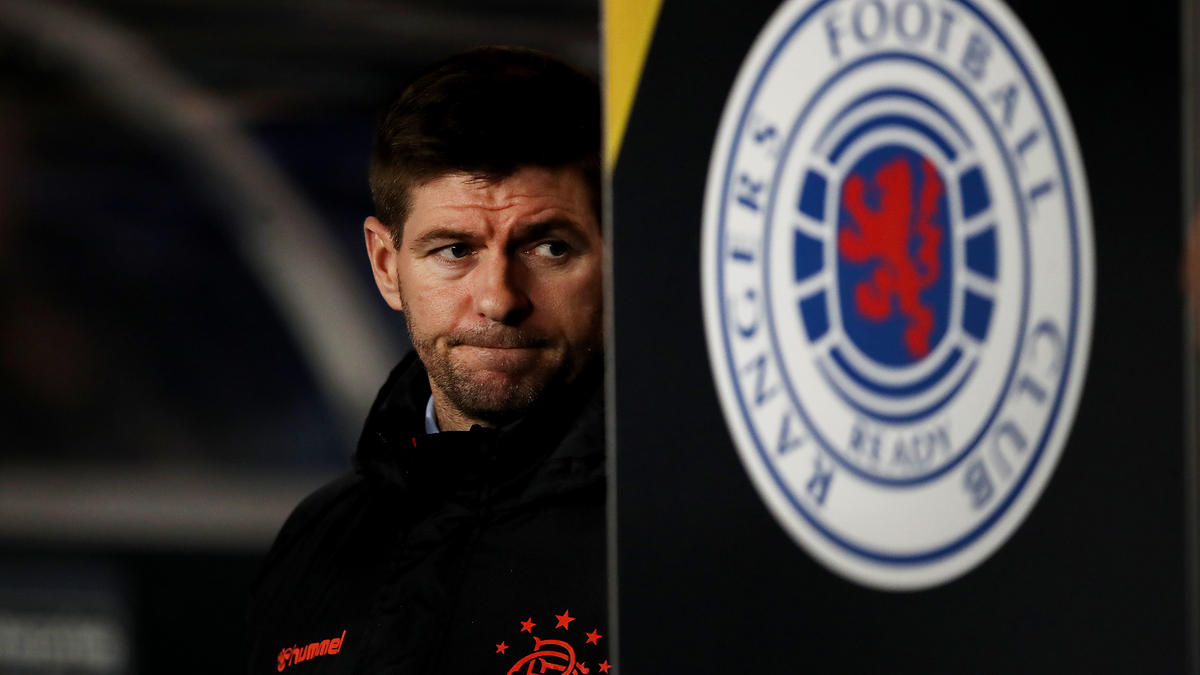 Steven Gerrard verlängerte seinen Vertrag Steven Gerrard verlängerte seinen Vertrag