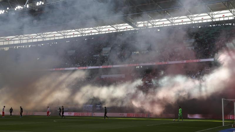 Frankfurts Fans haben nach dem Anpfiff Pyrotechnik gezündet