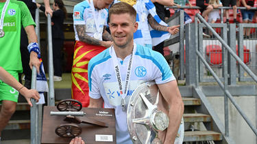 Schalke: Simon Terodde posiert mit der Torjägerkanone und der Meisterschale