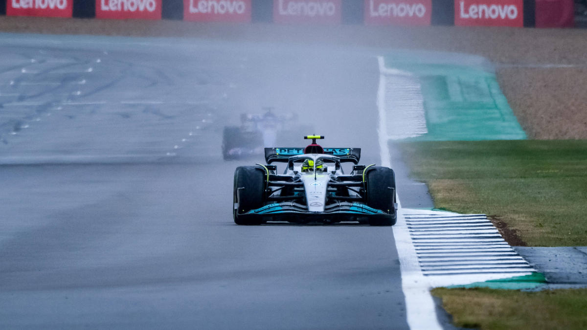 Lewis Hamilton im Mercedes W13 im Formel-1-Qualifying 2022 in Silverstone