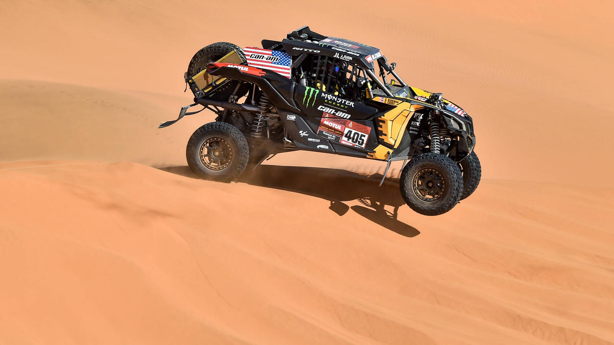 Nasser Al-Attiyah rückte Carlos Sainz auf die Pelle Nasser Al-Attiyah rückte Carlos Sainz auf die Pelle