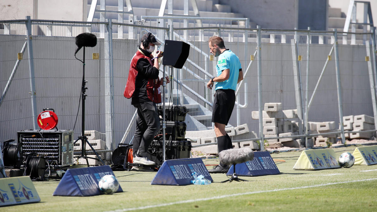 In der Nachspielzeit entschied Schiedsrichter Sascha Stegemann auf Elfmeter In der Nachspielzeit entschied Schiedsrichter Sascha Stegemann auf Elfmeter